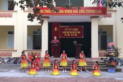Những hình ảnh của Thày và trò trong buổi lễ kỉ niệm 40 năm ngày Nhà giáo Việt Nam 20/11/1982-20/11/2022 trường TH&THCS Vũ Xá